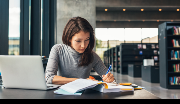 student studying in 自由rary